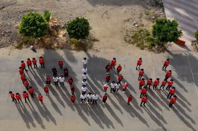 Valmistumisjuhlat päällään Mohamed Salah pelipaita